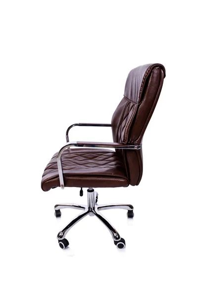 Hnědá kožená kancelářská židle izolované na bílém — Stock fotografie