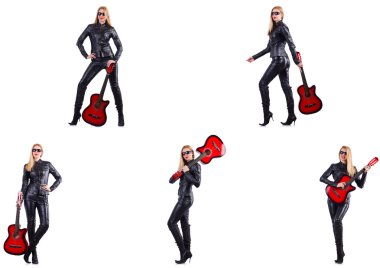 Beyaz tenli gitar çalan genç bir kadın.