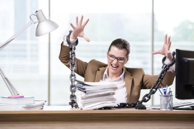 Çalışma masasına Zincirli kadın