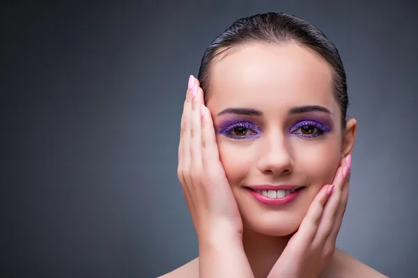 Wanita muda dalam konsep kecantikan dengan make-up yang bagus — Stok Foto