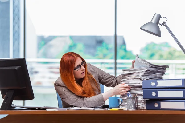 Femme d'affaires stressée avec pile de papiers — Photo