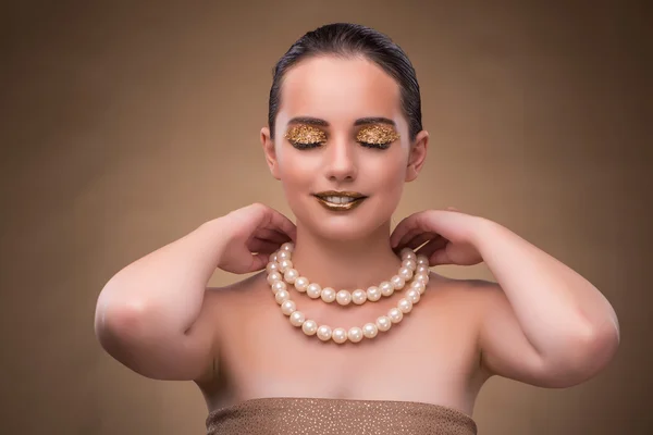 Frau mit Perlenkette isoliert auf weiß — Stockfoto