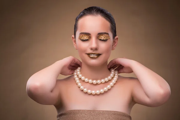 Mulher com colar de pérolas isolado em branco — Fotografia de Stock