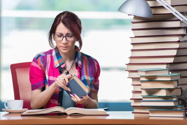 Ung kvinnlig student förbereder sig för tentor — Stockfoto