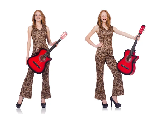 Jeune femme jouant de la guitare isolée sur blanc — Photo