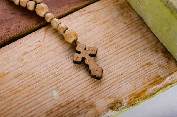 Bibel og kors i religiøst begreb - Stock-foto