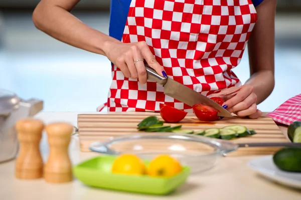 Kadın mutfakta salata hazırlıyor. — Stok fotoğraf