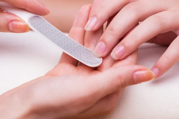 Tratamento de manicure manual no conceito de saúde — Fotografia de Stock