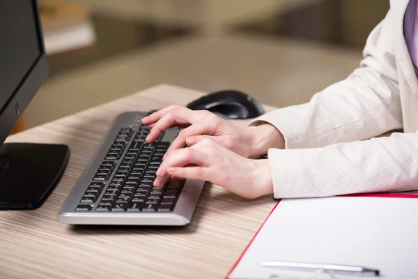 Manos trabajando en el teclado en la oficina —  Fotos de Stock