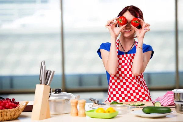 Mujer preparando ensalada en la cocina — Foto de Stock