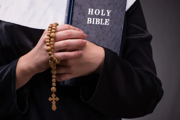 Religiosa monja en la religión concepto contra el fondo oscuro — Foto de Stock