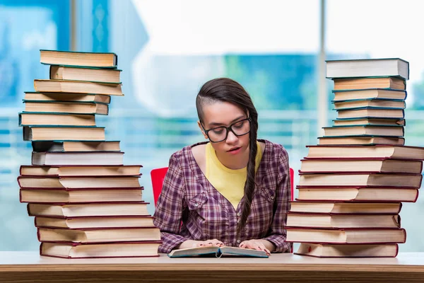 Estudante se preparando para exames universitários — Fotografia de Stock