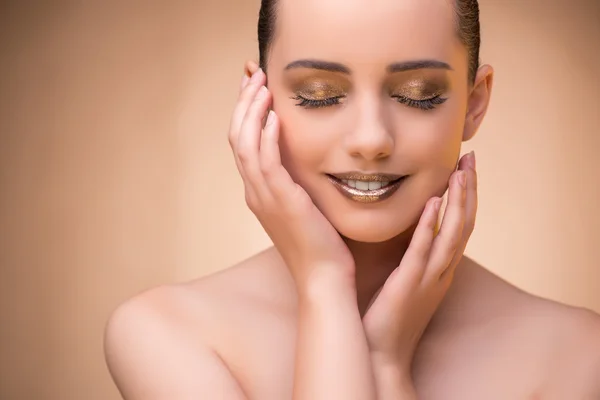 Mulher com boa maquiagem no conceito de beleza — Fotografia de Stock