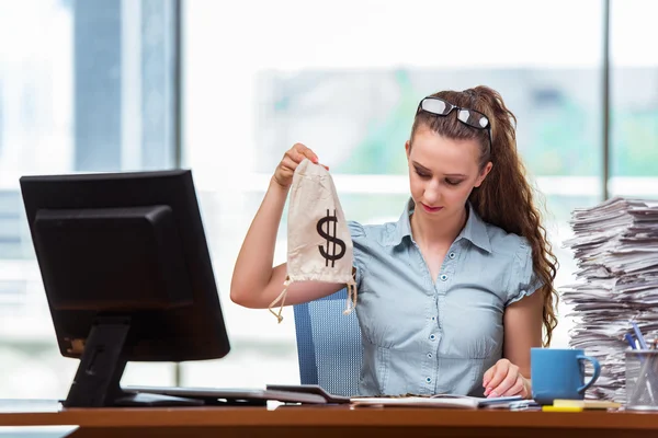 Zakenvrouw met geld zakken in het kantoor — Stockfoto