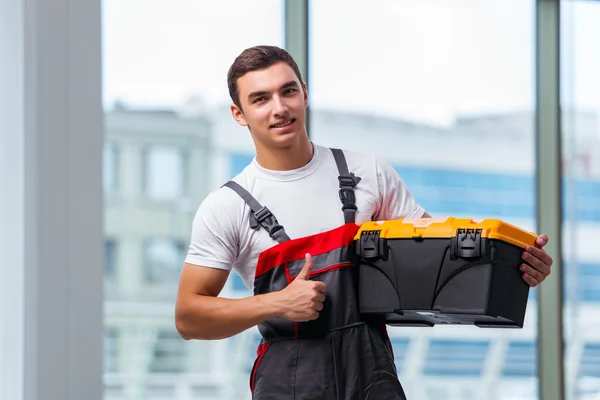 Joven carpintero trabajando en obra — Foto de Stock