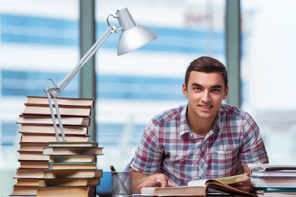 Jonge student bereidt zich voor op college examens — Stockfoto