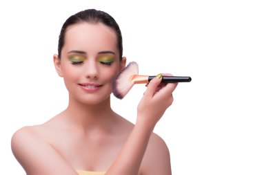 Beyaz izole makyaj oturumu sırasında genç kadın