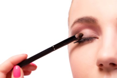 Kalıcı makyaj kozmetik oturumu sırasında güzel kadın