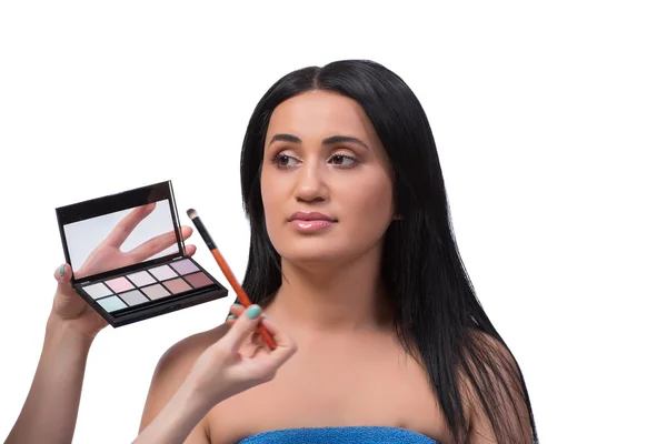 Mujer joven consiguiendo maquillaje aislado en blanco — Foto de Stock