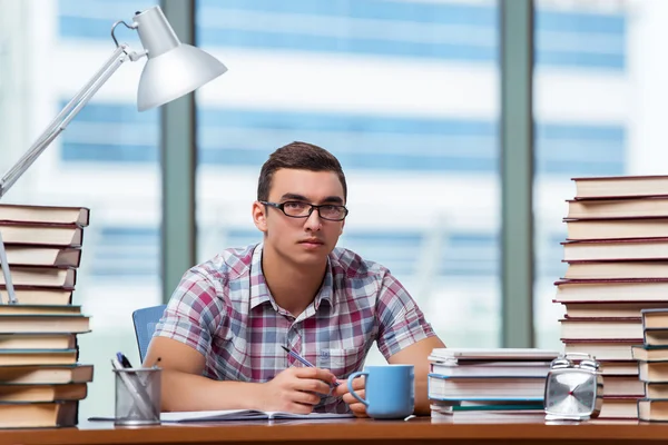 Jovem estudante se preparando para exames universitários — Fotografia de Stock