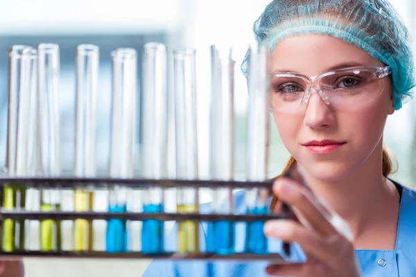 Giovane studente che lavora con soluzioni chimiche in laboratorio — Foto Stock