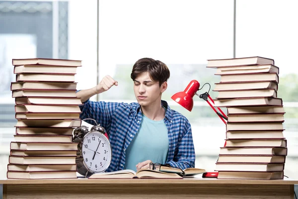 Studente con molti libri che si preparano per gli esami — Foto Stock