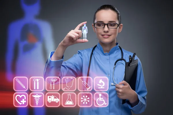 Donna medico premendo pulsanti con varie icone mediche — Foto Stock