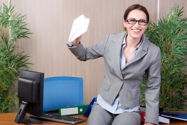 Office vrouw papier vliegtuigen maken — Stockfoto