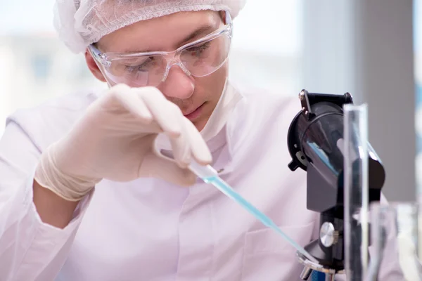 Hombre trabajando en el laboratorio químico en el proyecto de ciencia — Foto de Stock