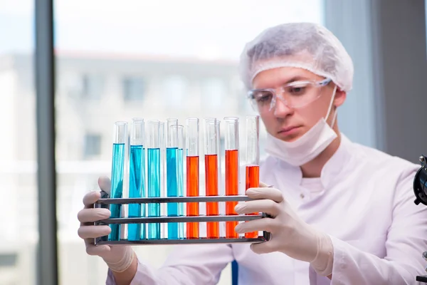 Hombre trabajando en el laboratorio químico en el proyecto de ciencia — Foto de Stock