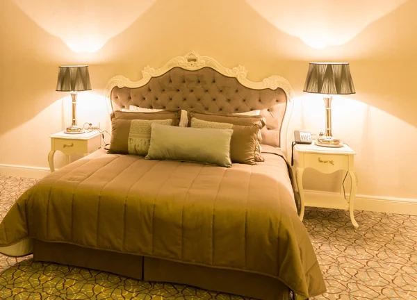 Nowoczesny hotel Pokój z dużym łóżkiem — Zdjęcie stockowe
