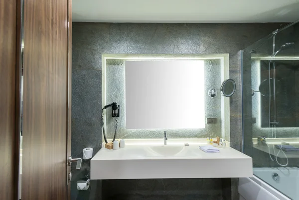 在浴室中的现代优雅接收器 — 图库照片
