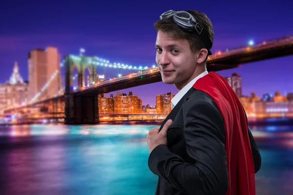Homem com capa vermelha no conceito de super herói — Fotografia de Stock