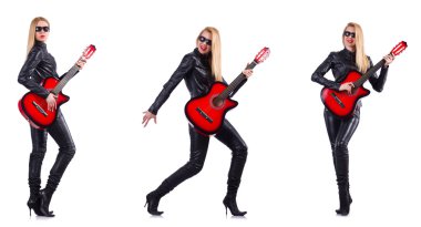 Beyaz tenli gitar çalan genç bir kadın.