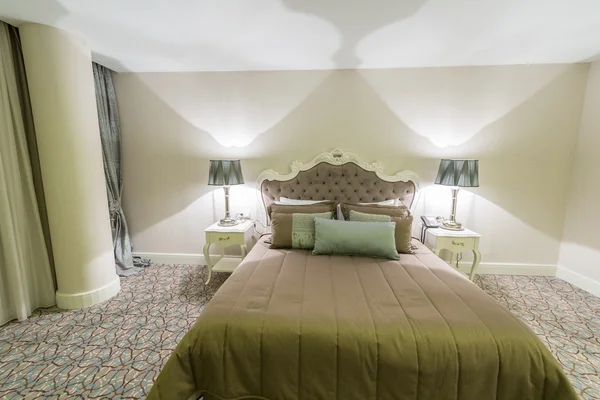 Nowoczesny hotel Pokój z dużym łóżkiem — Zdjęcie stockowe