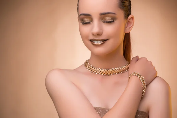 Zarif mücevher giyen güzel kadın — Stok fotoğraf