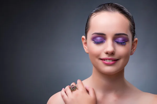 Mulher bonita com jóias no conceito de moda — Fotografia de Stock