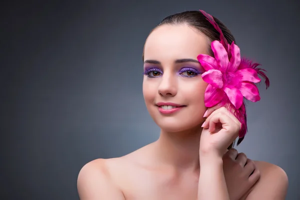 Jovem com decoração de flores — Fotografia de Stock