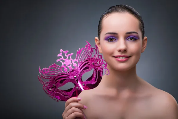 Mladá žena s karnevalovou masku — Stock fotografie