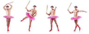 Beyaz bale eteği giyen adam izole edilmiş.