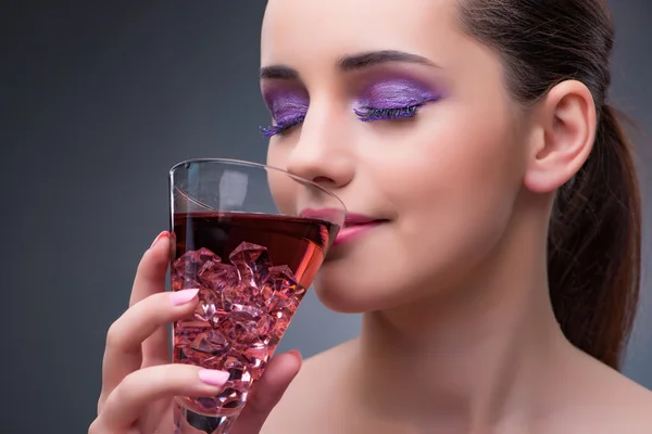 Милая женщина пьет красный коктейль — стоковое фото