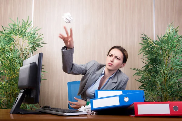 Vrouw onder stress gooien van papier in het kantoor — Stockfoto