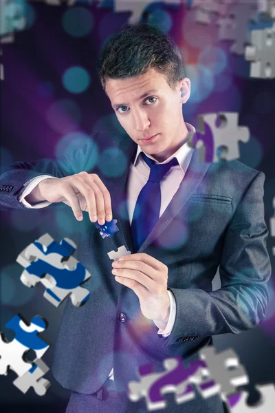 Бизнесмен в бизнес-концепции с кусочком головоломки — стоковое фото