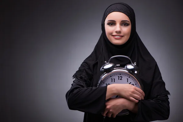 Muslimische Frau in schwarzem Kleid vor dunklem Hintergrund — Stockfoto