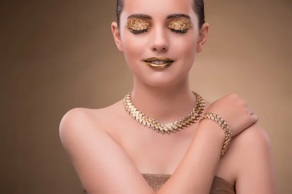 Eleganta kvinnan med smycken i fashion-konceptet — Stockfoto