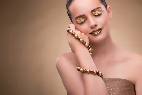 Elegante donna con gioielli nel concetto di moda — Foto Stock