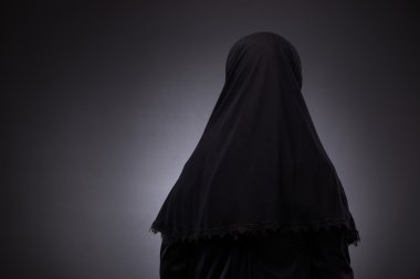 Koyu arka plan siyah elbiseli Müslüman kadın