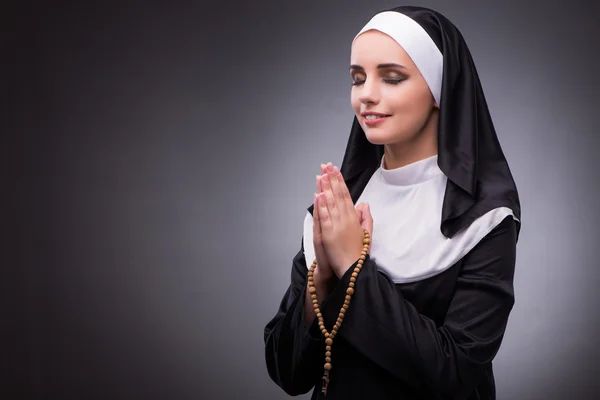 Din kavramı koyu arka plan karşı dini Rahibe — Stok fotoğraf