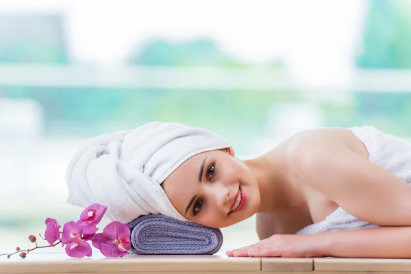 Young woman in spa concept — Stock Photo, Image