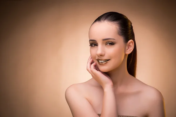 Mujer con hermoso maquillaje contra el fondo —  Fotos de Stock